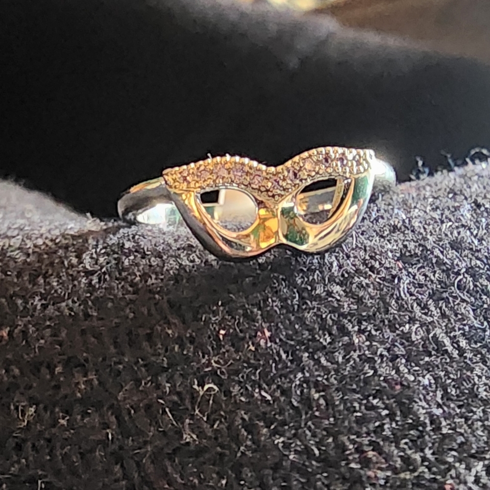 NWT Fragrant Jewels Mask Carnival Ring